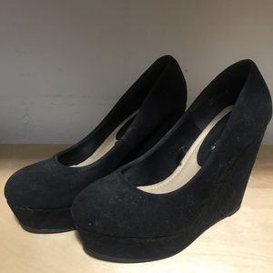 Sz 8 black suede like wedges